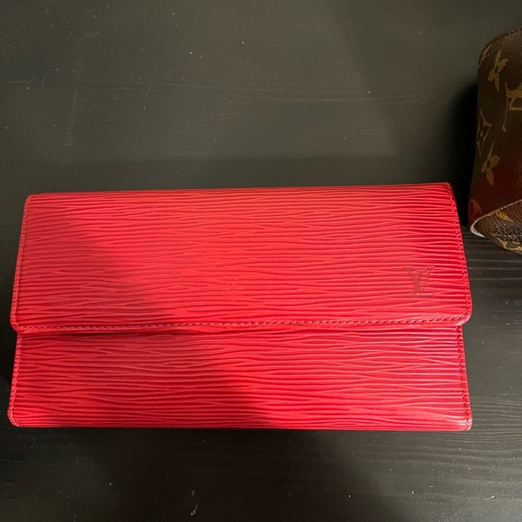 Louis Vuitton - Picture 8 of 10